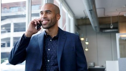 empresario hablando por teléfono