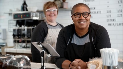 empleados de una tienda detrás de un mostrador