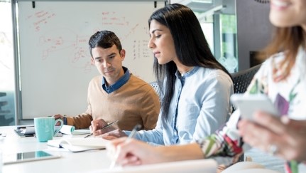 personas en una sala de conferencias