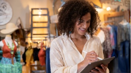 mujer en una tienda de ropa