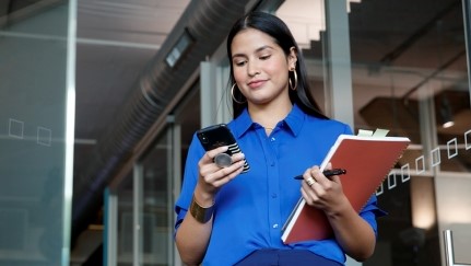 mujer mirando su teléfono móvil