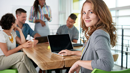 Mujer de negocios con una tableta