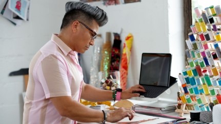 hombre trabajando en una oficina