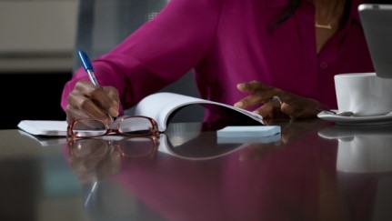 mujer escribiendo en un cuaderno