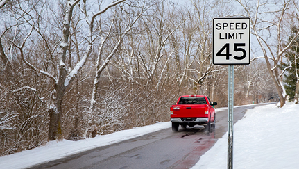 vehículo en carretera con nieve