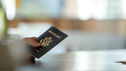 Un viajero sosteniendo su pasaporte sobre el mostrador