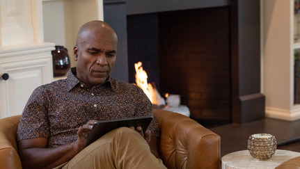 Un hombre en cuestión lee en su tableta.
