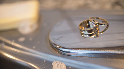 Hombre proponiendo casamiento con un anillo de compromiso