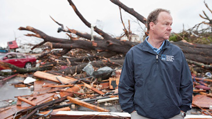 Un hombre evalúa daños por una catástrofe natural