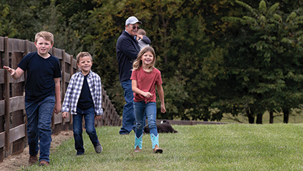 familia caminando afuera en una granja