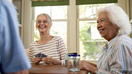 Mujeres mayores jugando a las cartas